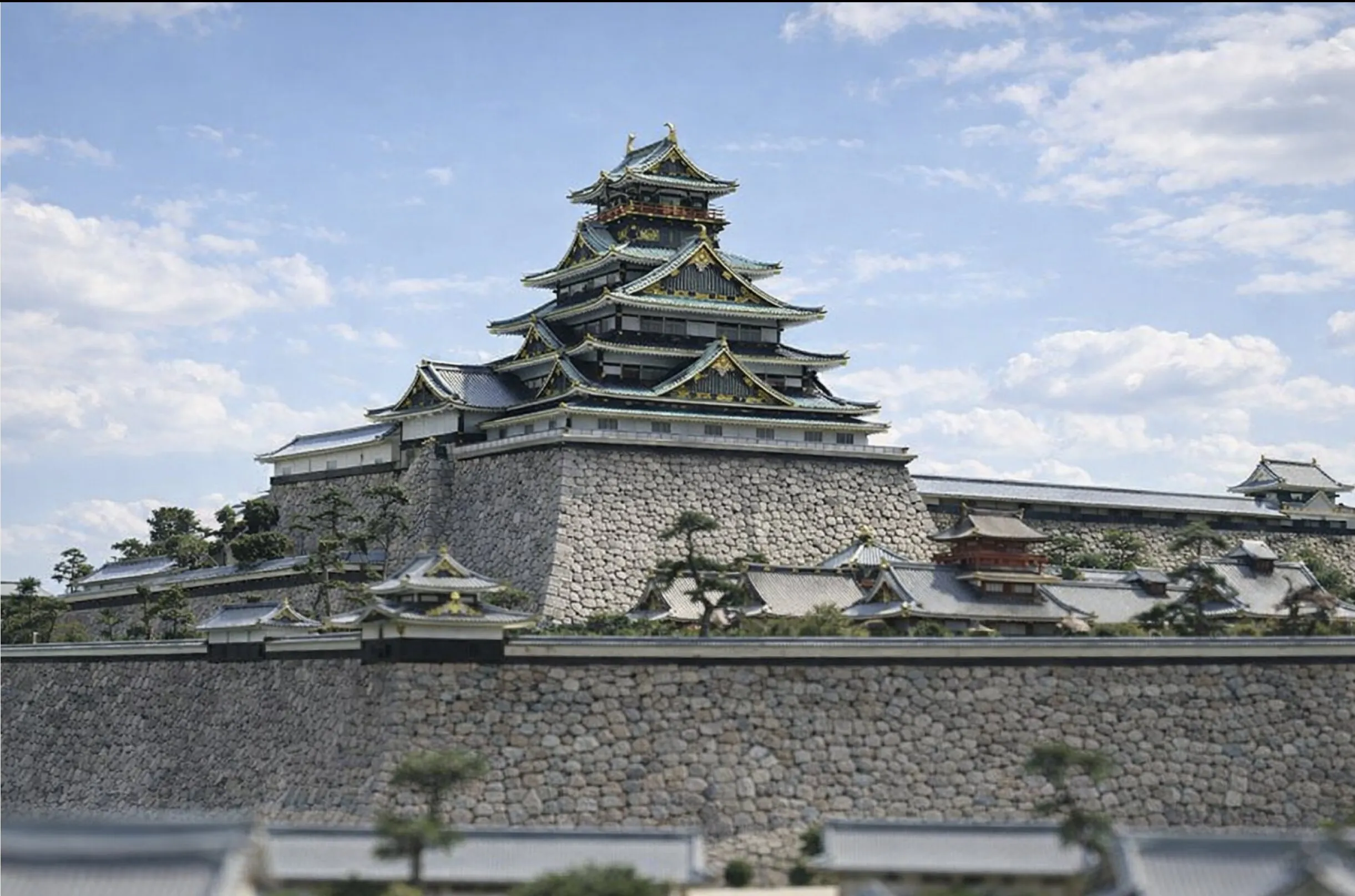 Osaka Castle rising above Nishinomaru Garden